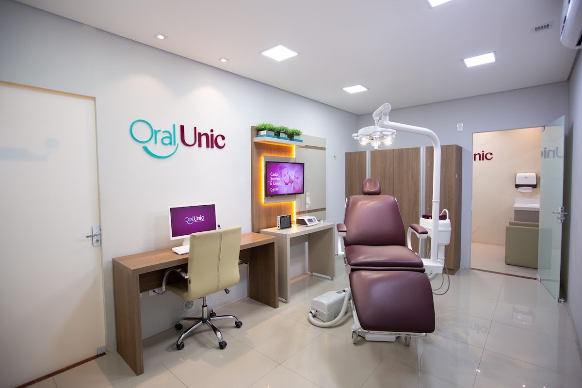 Consultório com cadeira odontológica e estação de trabalho digital em Tubarão/SC