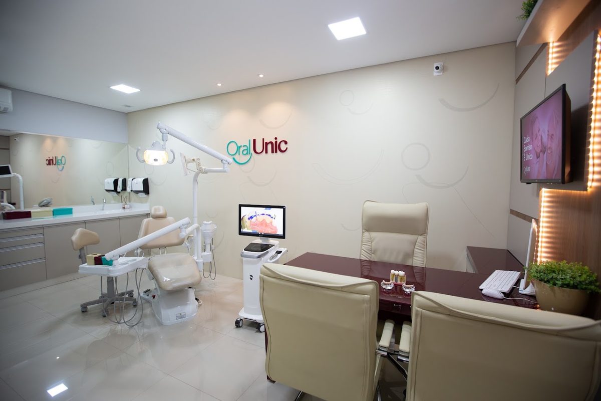 Consultório da Oral Unic Tubarão equipado com cadeira odontológica, monitores e instrumental