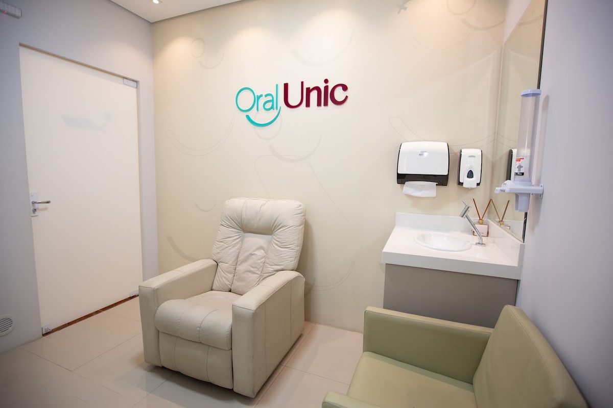 Sala de espera da Oral Unic Implantes Tubarão com poltronas confortáveis