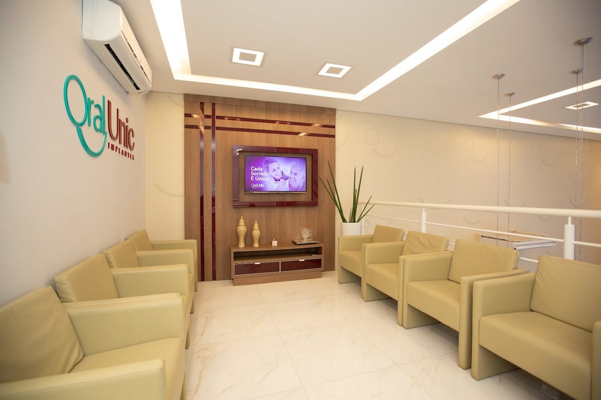 Sala de espera da Oral Unic Tubarão com poltronas confortáveis